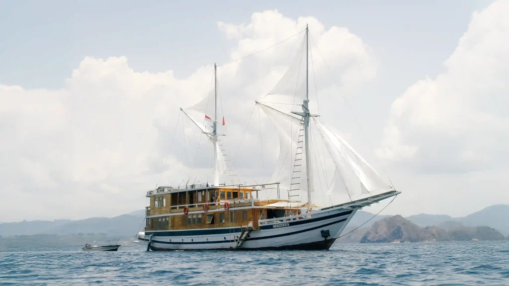 Discover the Adventure: Catnazse Sailing Tour Komodo Awaits You!
