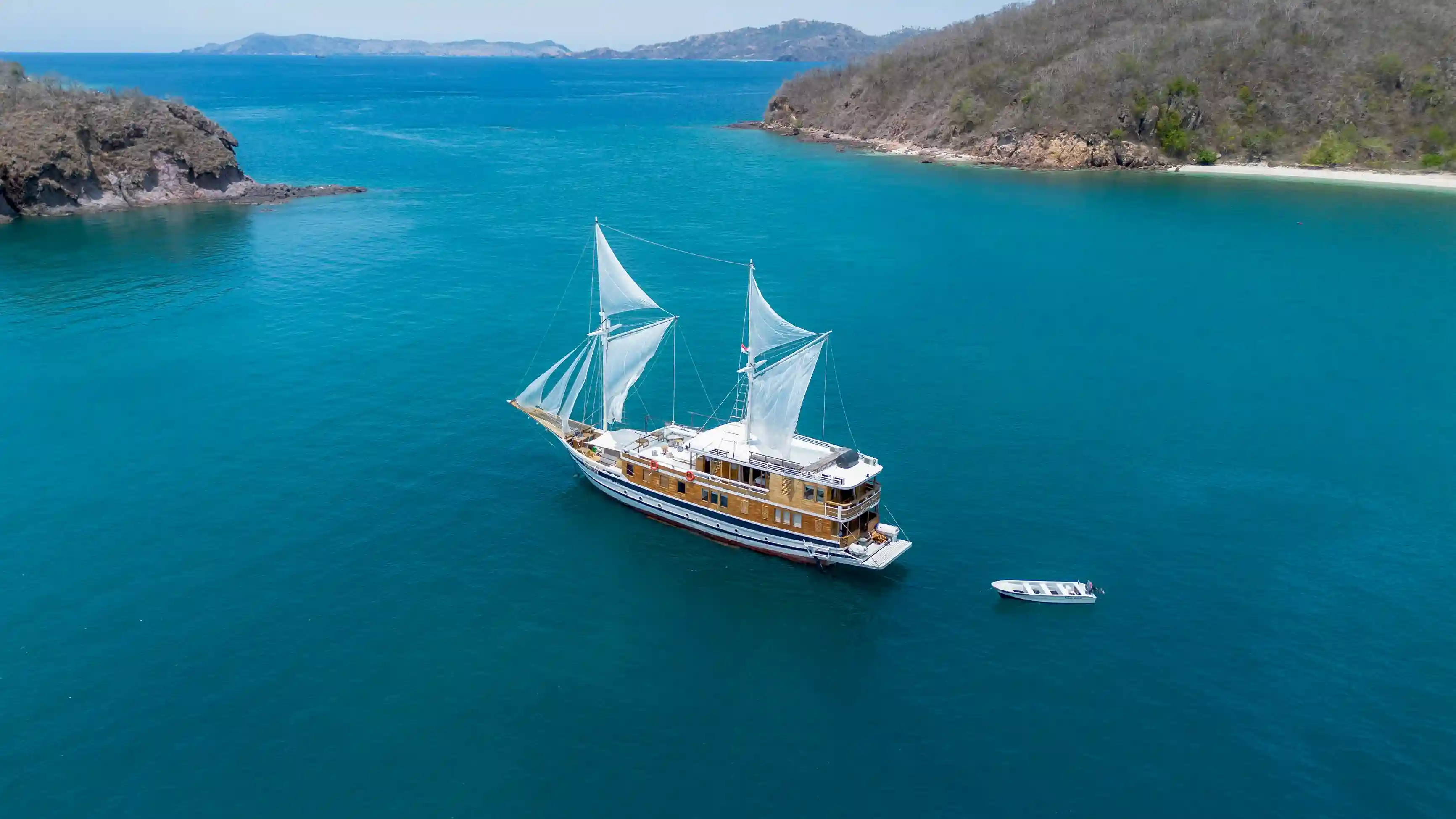 Explore the Wonders of Catnazse Phinisi Komodo: Your Ultimate Liveaboard Adventure