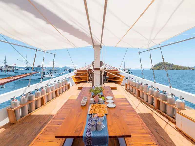 Catnazse dining area, all-inclusive onboard service