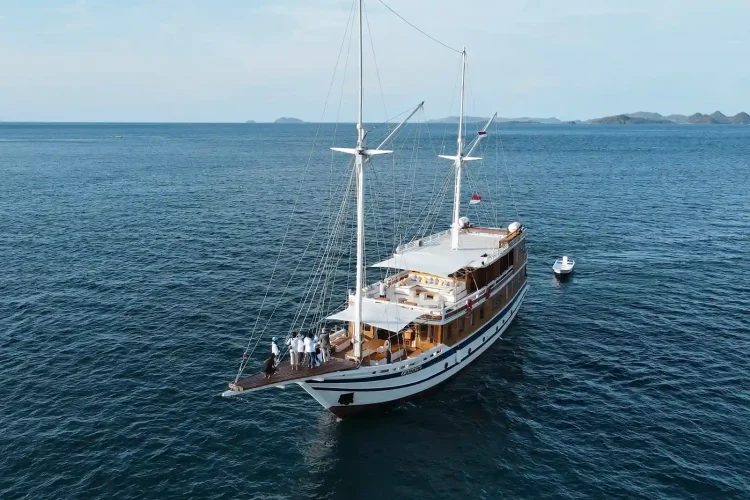 Catnazse Yacht Cruise Phinisi - KomodoLuxury